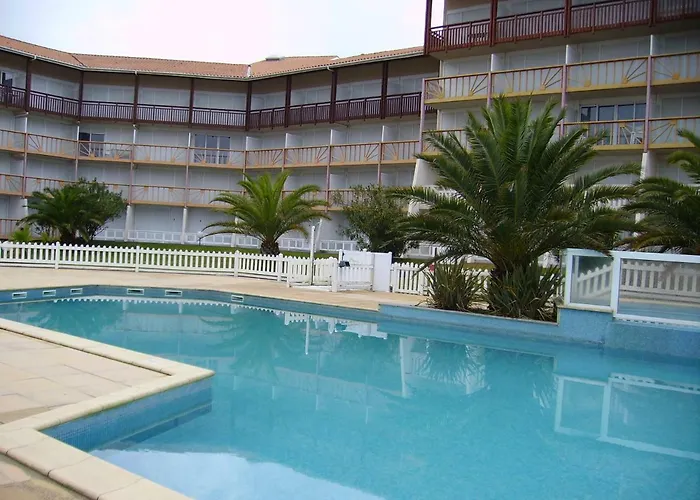 Les Landes avec piscine et près du lac